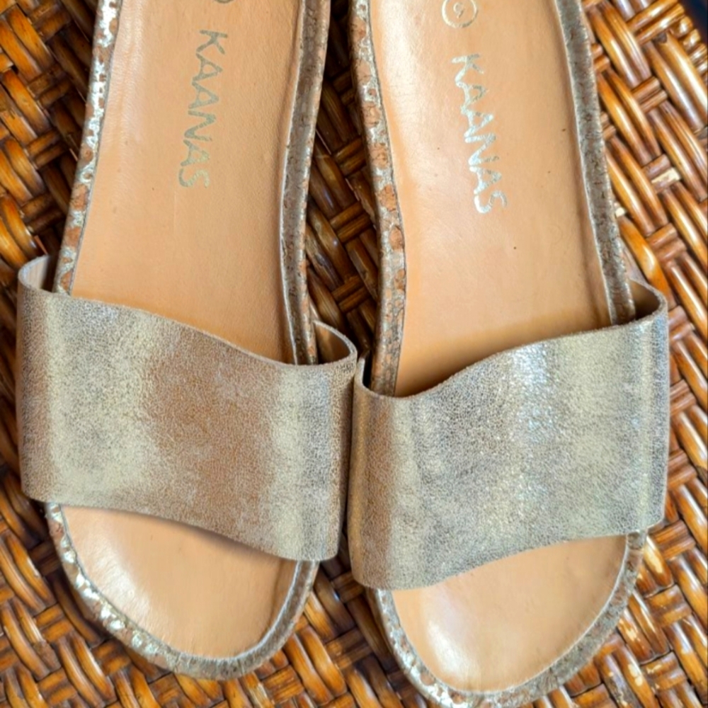 NWOT Kaanas Sandals